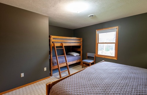 Republic Kabine | Your own private lake with lodge! Sleeps 24 people. Lots of parking.