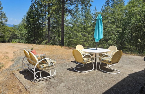 Colfax Hütte | Your Perfect Nature Getaway: Secluded Cottage in the Sierra Foothills