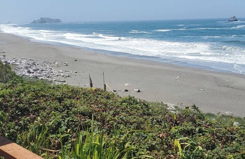 Smith River Haus | Your private beach front holiday Villa Redwood coast, sandy beach, views galore!