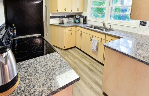 Highland Haus | Ihr privater Retro-Rückzugsort - unschlagbarer Ort. Mega Mall, Flughafen, Innenstadt