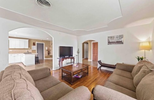 Yuba City Haus | Yuba City 3 bedrooms 4 beds 2 ba Spacious Game Room Games Playground Trampoline