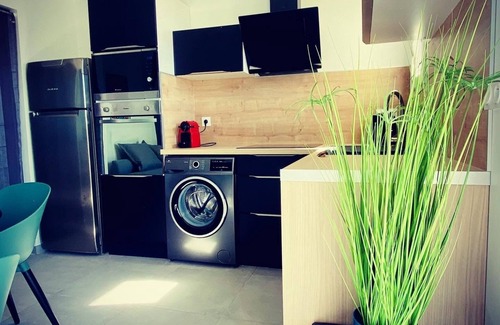 Les Arenes Wohnung | Zen Apartment - Unobstructed view, walking distance to the beach, air conditioning, Wi-Fi & parking