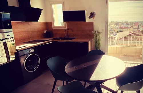 Les Arenes Wohnung | Zen Apartment - Unobstructed view, walking distance to the beach, air conditioning, Wi-Fi & parking