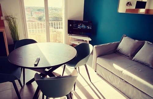 Les Arenes Wohnung | Zen Apartment - Unobstructed view, walking distance to the beach, air conditioning, Wi-Fi & parking