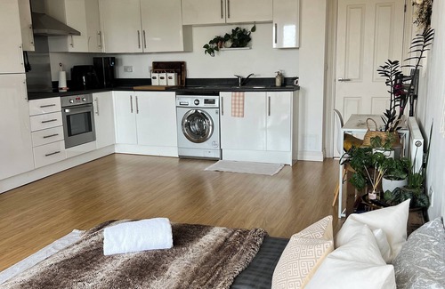 Loughton Wohnung | Zen & Spacious 1 bed flat by the high street and steps away from Epping forest