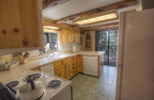 Zephyr Cove Haus | Historisches Blockhaus, Privatstrand, gefilterter Seeblick, Terrasse, Grill (NVH0581)