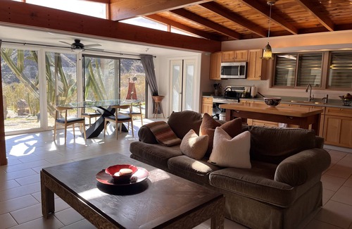 Morongo Valley Hütte | Zeus Cottage: VIP Paradise at 25 acres gated and private Hidden Passage