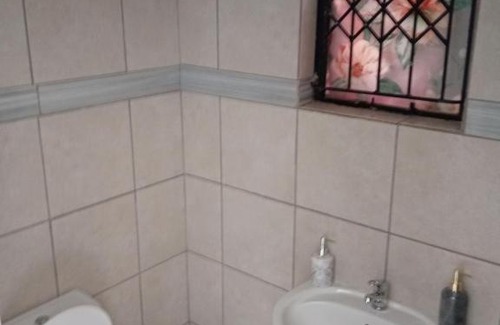 Wynberg Haus | Zihlalele 24hours Guest House