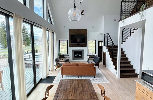 Hatch Haus | Zion & Bryce Escape: Scenic Views, Hammocks, BBQ, EV charger, Starry Nights