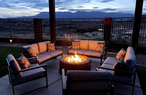 La Verkin Haus | Zion Getaway - Beautiful Mountain Sunset Views