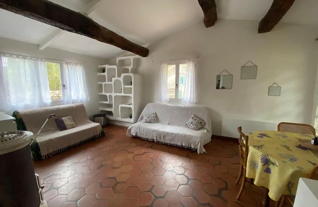 à côté du château, calme et lumineuse, au centre