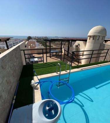 Ático con piscina privada vistas al mar.