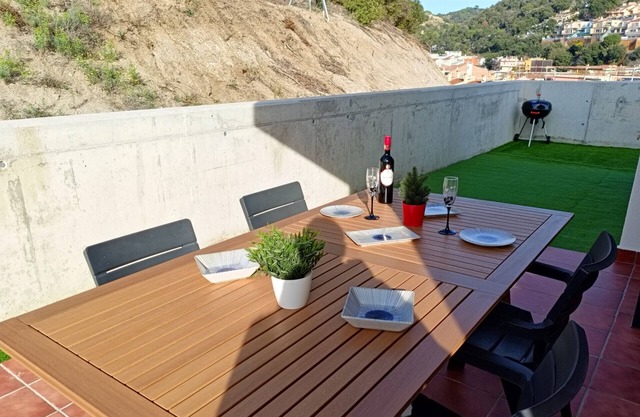 Ático con terraza y vistas a la montaña en Arenys