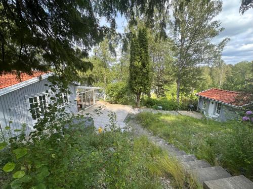 Åretrunt stuga med fiskebåt
