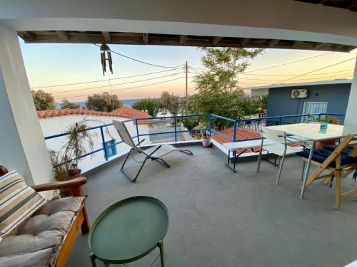 Πέτρινο σπίτι δίπλα στη θάλασσα