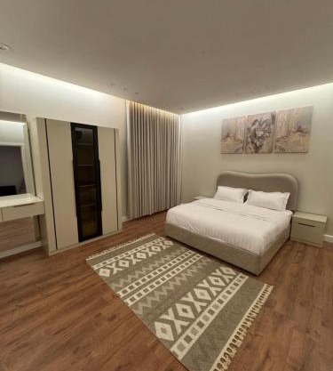 دور أرضي راقٍ بأثاث أنيق