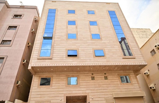 شقة 4 غرف نوم وصالة ومطبخ