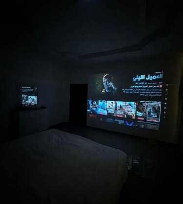 شقق فاخرة بحي الروضة مع سينما بغرفة النوم