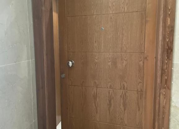 غرفة كبيرة مع دورة مياه مجهزة بالكامل مدخل خاص