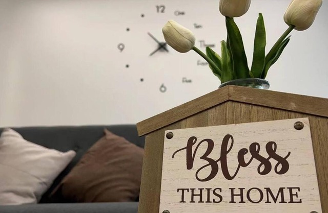 位于Amerin购物中心上方的舒适3卧室宽阔公寓(无线网络免费停车位)