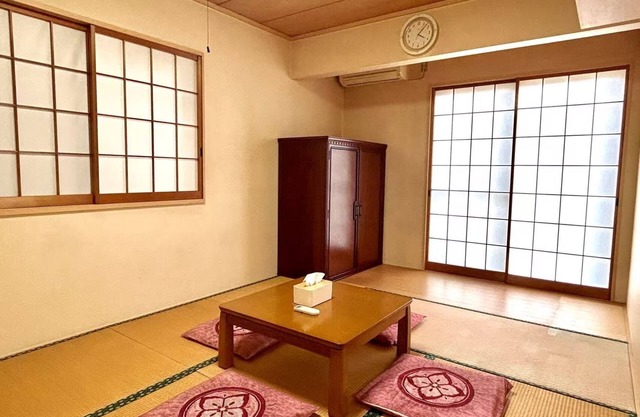 富士山が見え、約100メートルで富士山世界遺産センター、有名な富士山本宮浅間大社まで600メートル、駅まで350メートル。