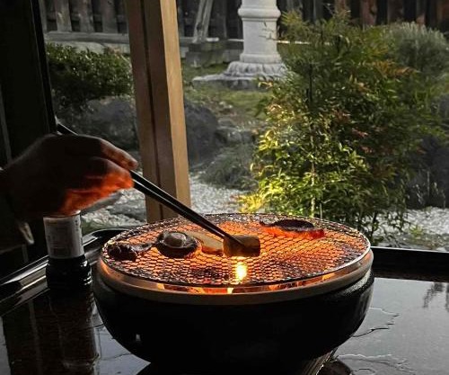 朝食夕食付きで最高ランクの飛騨牛希少部位と地元野菜の炭火焼きを堪能できる宿ゲストハウスつぐや