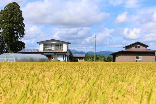 期間限定連泊割-新幹線徒歩15分-空港車8分-田んぼに囲まれて暮らす自然に寄り添う静かな一棟貸切宿
