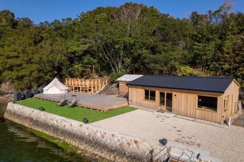 船で行く 1日1組限定の絶景宿 うみらぼ