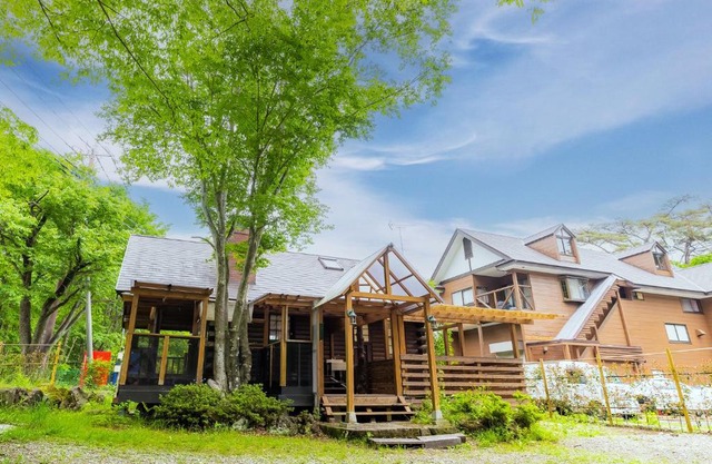 那須塩原市の主要道路沿いにあるログハウス