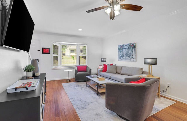 BEST LOCATION for WALKING UGA/ATHENS!! Newly furnished & updated 2BR/2.5B Condo