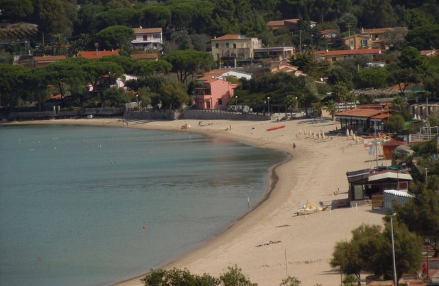 Ground floor apartment about 200 meters from the sea suitable for 6/7 people.