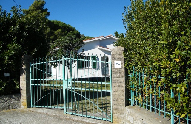 Villa geschmackvoll renoviert. Veranda, großer Garten. Für 6/7 Personen. Einen Steinwurf vom Strand entfernt