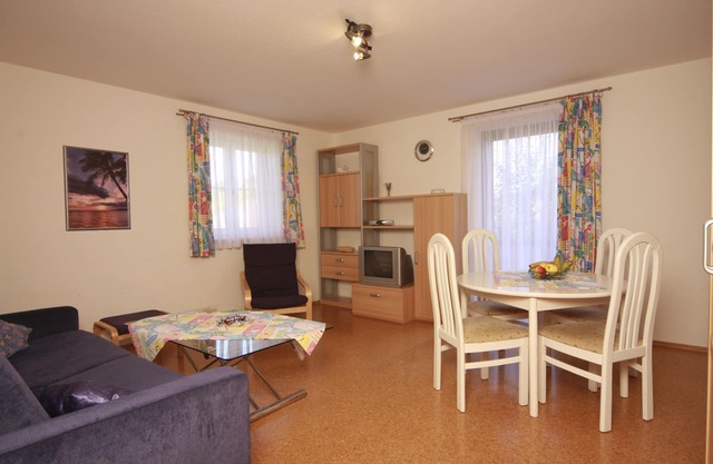 05 Ferienwohnung Adelholzen f. 3 Pers., Küche, 1 Wohnraum, 1 Schlafzimmer, Balkon