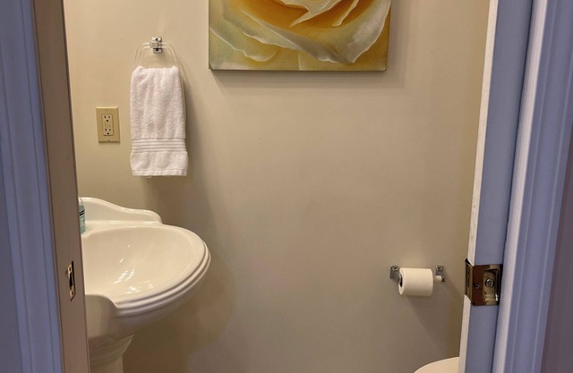 #05 Charming 2-bedroom apartment in Lorain with AC, WiFi