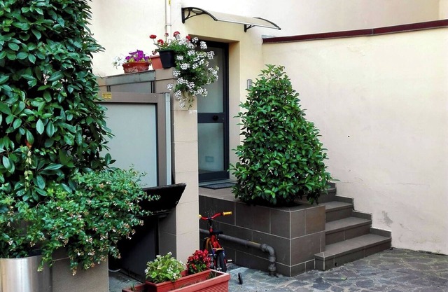Five minutes from the train station, family-friendly apartment with ample space.