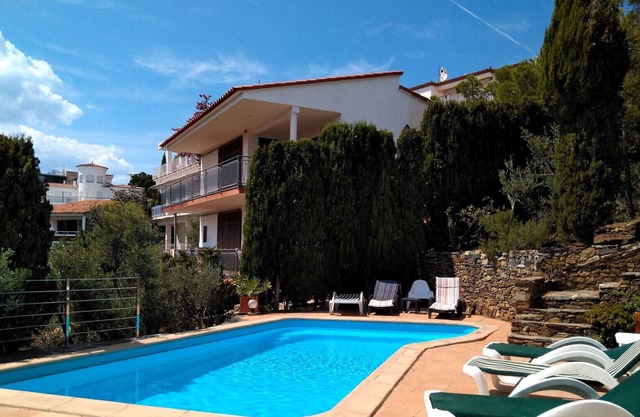 083 House to rent with private pool and garden