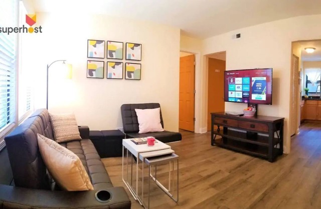 1 #12 - 2 Bedroom / 1 Bath Condo near McCormick Place, Wintrust Arena, Chinatown