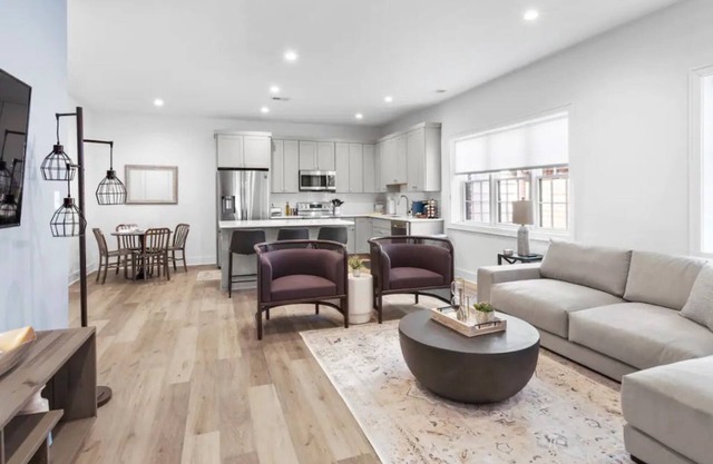 ★1/2 Block from King Street, King Bed In the ♥ of Old Town ~ Free Parking★