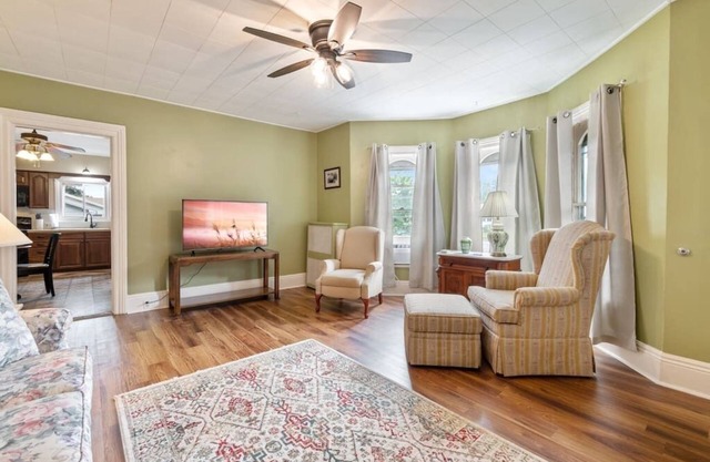1/2 House, Sleeps 10🗲Fast WiFi ★ 15 mins to ✈