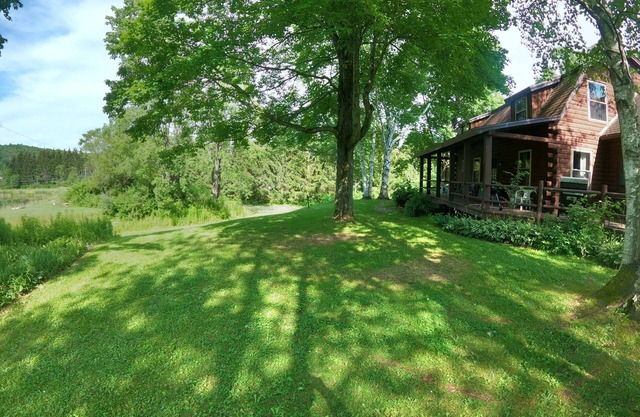 1/2 mile to EVL, Lake, HOT TUB, Pets welcome