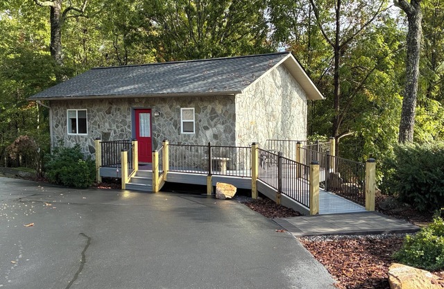 1.2 miles to John C. Campbell Folk School/Cozy and private mountain get-away!