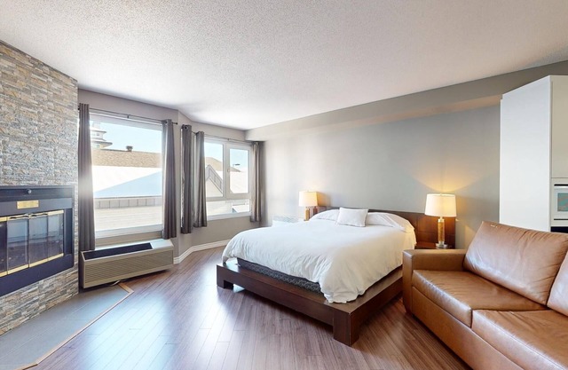 1-213 : Superior Studio - sleeps 4.