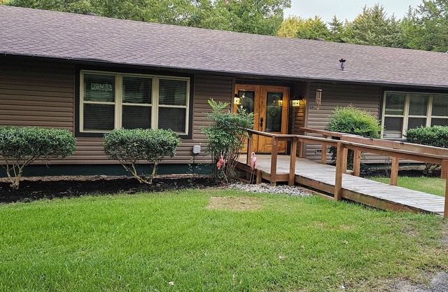 1.3 acre walking dist to Lake T St Park, wifi, arcade games, fishing gear