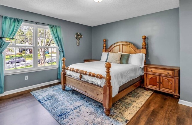 1.5 Miles to dwntwn, Beautiful 3bd, Huge 2 car gar