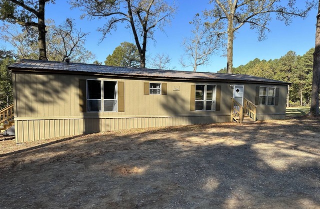 1.5 miles to Mystic Creek Golf course with outdoor patio overlooking two ponds