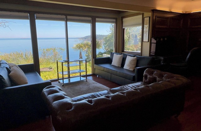 1.7 Acres Beautiful waterfront house near downtown and UVIC