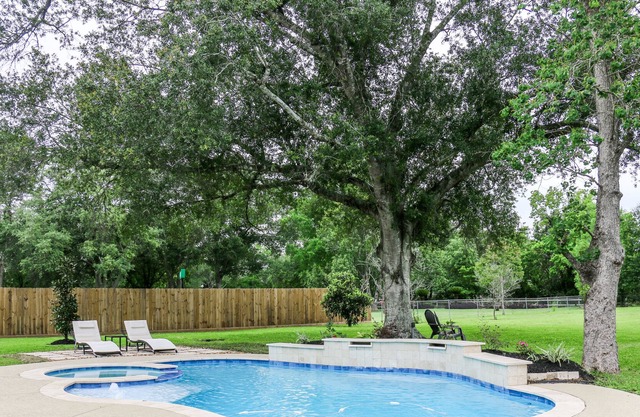 1 Acre Oasis: 6 Beds Home + Pool!