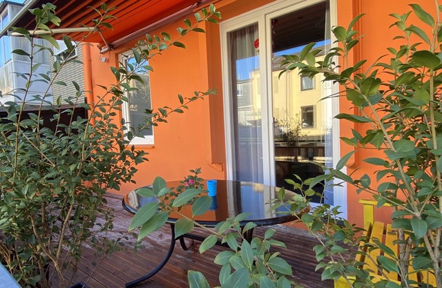 1 A Wohnung mit toller Küche , großen Balkon 2 Bädern ,6 Zimmer