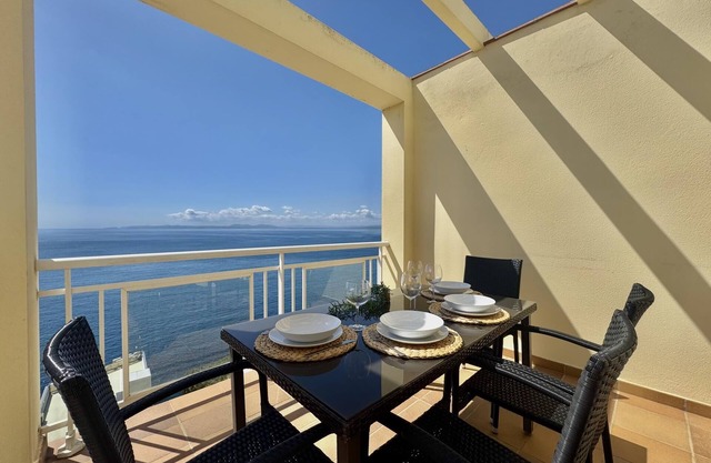 1 Apartment mit herrlichem Blick auf die Bucht von Roses und den Gemeinschaftspool.