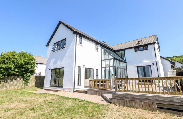 1 ATLANTIC HAVEN, pet friendly, with a garden in Llangennith